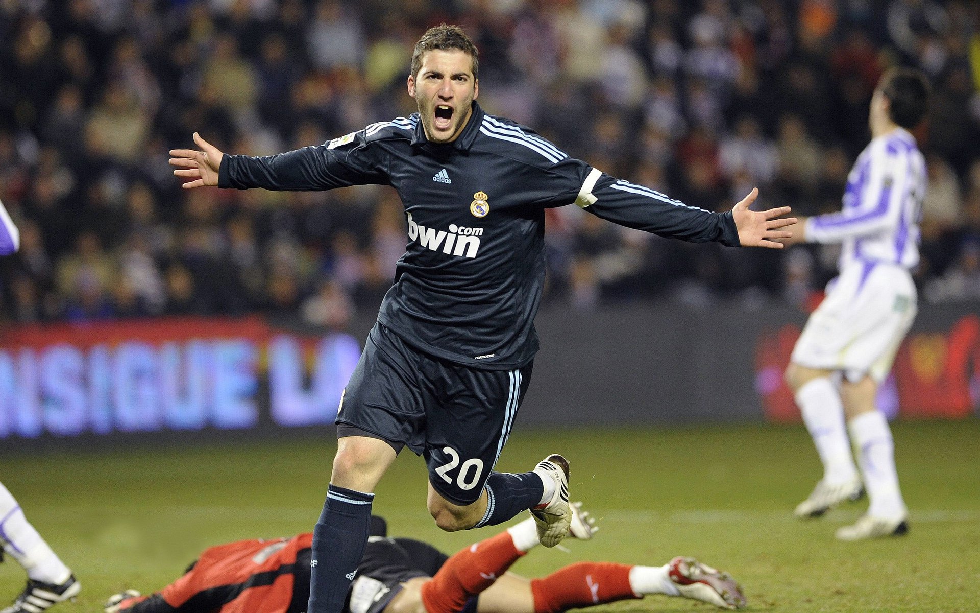 “马科斯·莫奇的防守压力与快速突破，成为阿根廷美洲狮队制胜的武器”