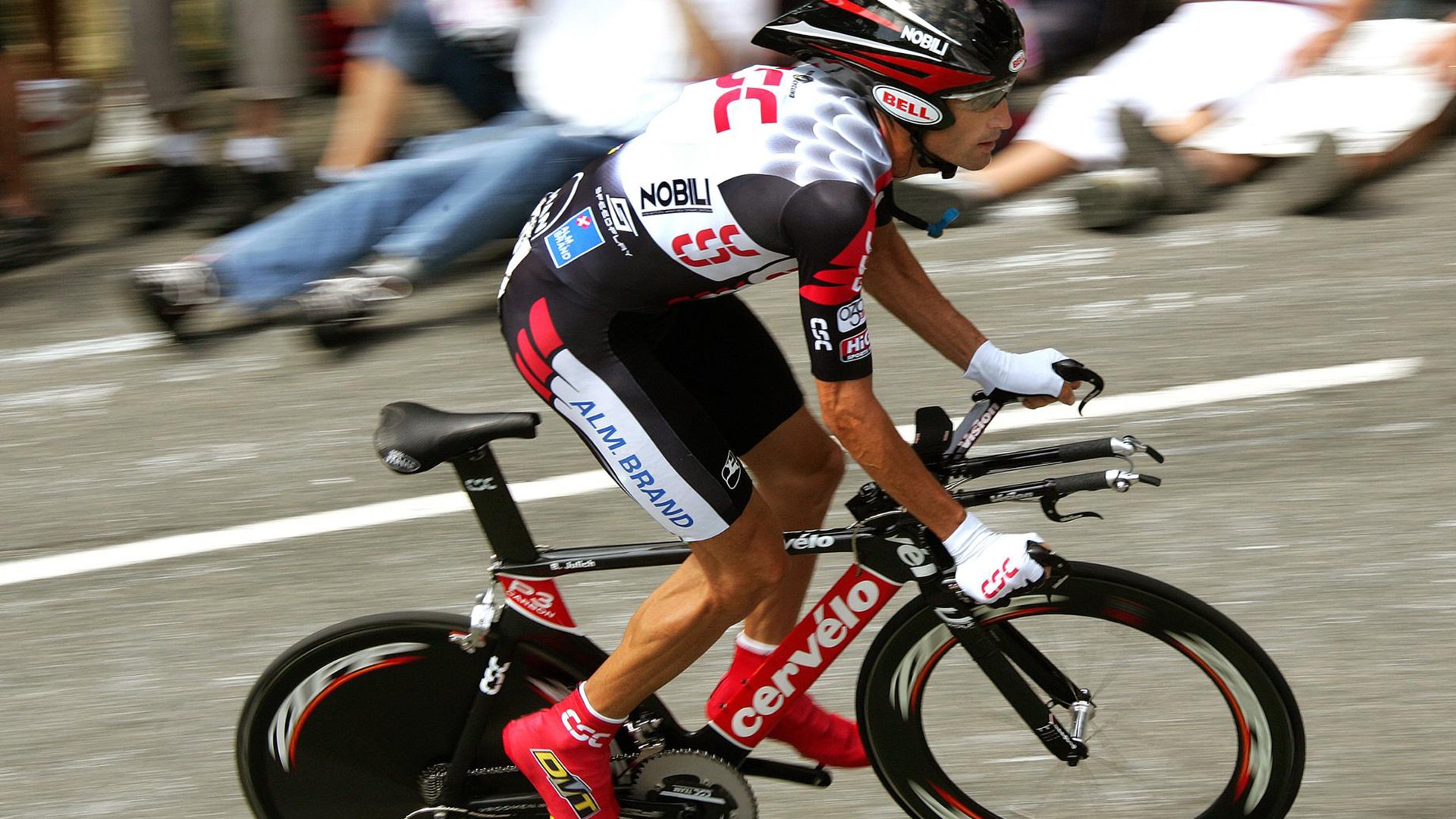 雷霆进攻端火力凶猛,但防守漏洞巨大,雷霆打法